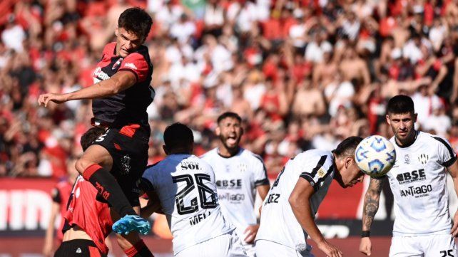 Central Córdoba y Newell’s se enfrentan en el Torneo Apertura: horarios, alineaciones y dónde ver el partido