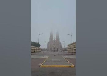 Impresionantes paisajes de la basílica de Luján rodeada de niebla