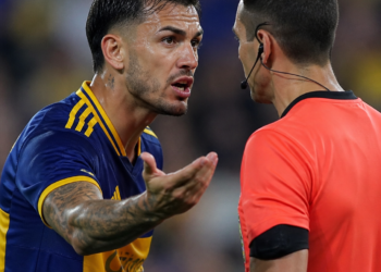 Leandro Paredes arremete contra el árbitro tras el empate de Boca con Cruzeiro