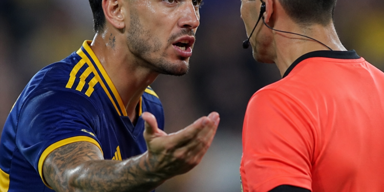 Leandro Paredes arremete contra el árbitro tras el empate de Boca con Cruzeiro