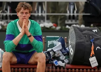 La Sorprendente Caída de Jannik Sinner ante Cerúndolo en Roland Garros y el Debate sobre la Atención Médica