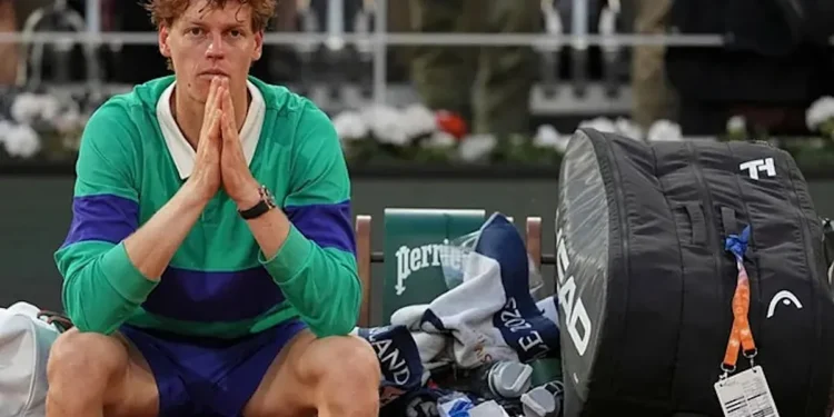 La Sorprendente Caída de Jannik Sinner ante Cerúndolo en Roland Garros y el Debate sobre la Atención Médica