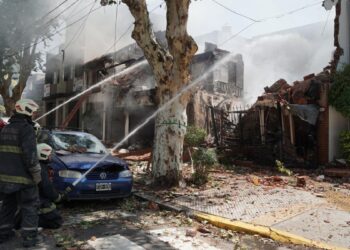 Villa Devoto: un camión chocó contra el alambrado y el muro del ferrocarril San Martín