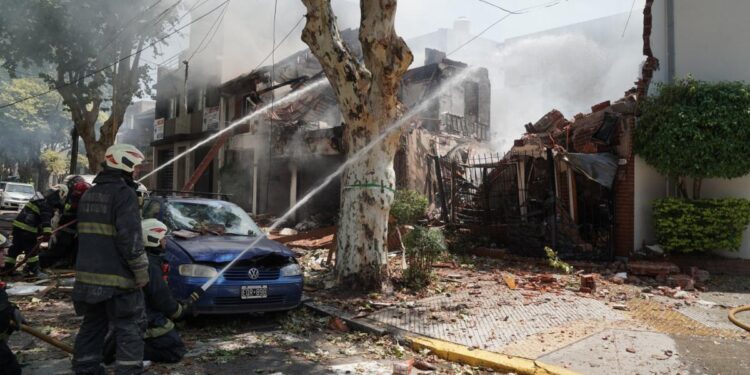 Villa Devoto: un camión chocó contra el alambrado y el muro del ferrocarril San Martín