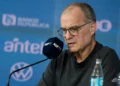 Controversia en Uruguay: el hermano de un jugador acusa a Bielsa de provocar una lesión