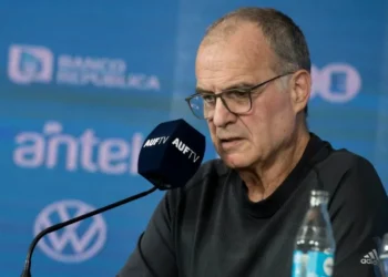 Controversia en Uruguay: el hermano de un jugador acusa a Bielsa de provocar una lesión