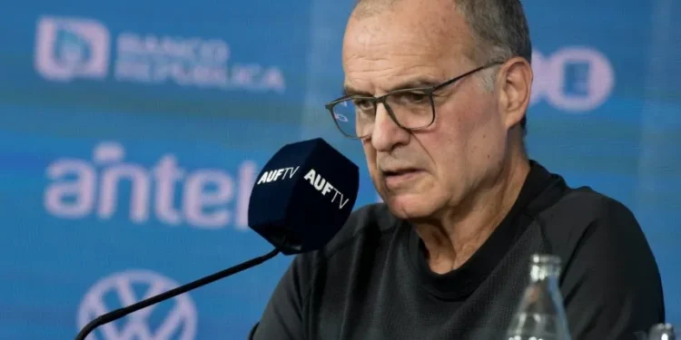 Controversia en Uruguay: el hermano de un jugador acusa a Bielsa de provocar una lesión