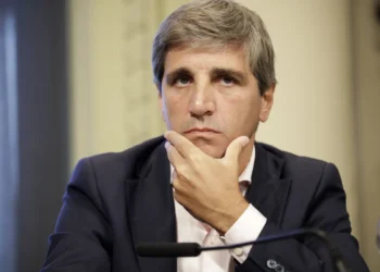 Ajustes fiscales y aumento en subsidios marcan la gestión de Caputo en el primer semestre