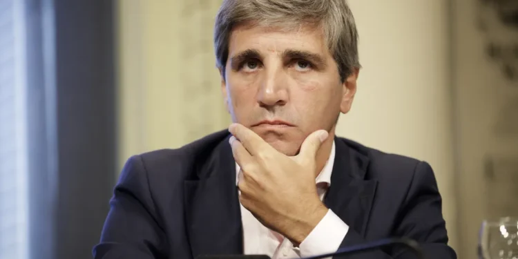 Ajustes fiscales y aumento en subsidios marcan la gestión de Caputo en el primer semestre