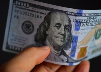 El dólar experimenta un aumento continuo y el blue alcanza su nivel más alto en nueve meses