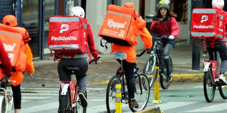 Estudio revela un aumento en el endeudamiento de repartidores y comercios asociados a apps de delivery