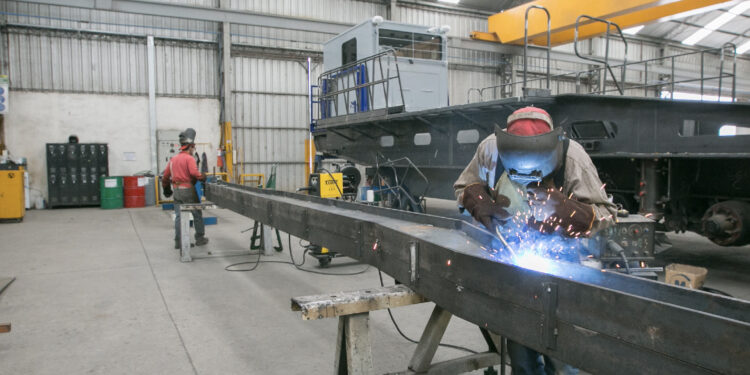 Disminuye la participación de los trabajadores en la producción: sectores más afectados