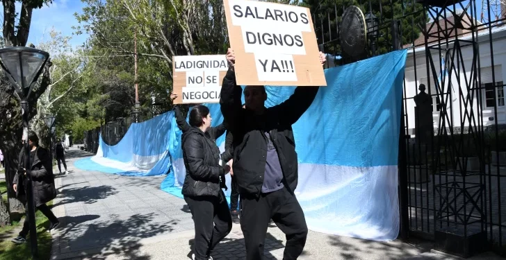 Policías de Santa Cruz mantienen la protesta a pesar del aumento salarial decretado por Claudio Vidal