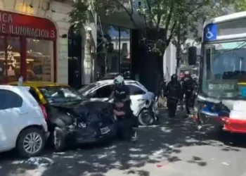 Choque entre colectivo y automóvil en Palermo deja dos heridas