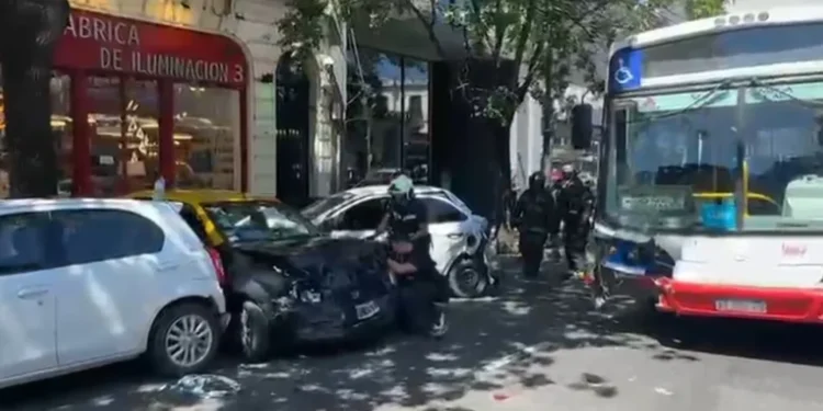 Choque entre colectivo y automóvil en Palermo deja dos heridas