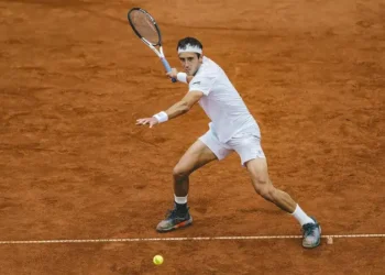 Tomás Etcheverry avanza a las semifinales tras vencer a Ignacio Buse en Kitzbühel