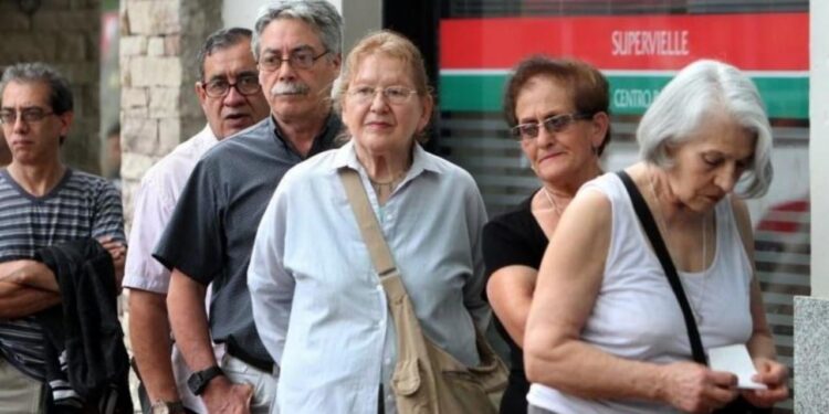 El desafío de los adultos mayores: los ingresos previsionales quedan lejos de la canasta básica