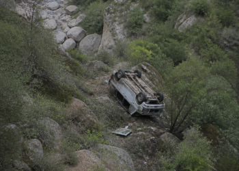 Trágico accidente en Jujuy: una camioneta se despeñó por un barranco de 80 metros y una mujer perdió la vida