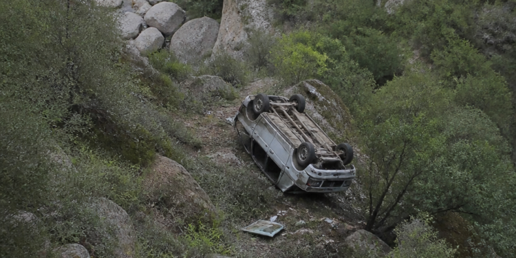 Trágico accidente en Jujuy: una camioneta se despeñó por un barranco de 80 metros y una mujer perdió la vida