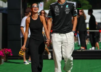 Detalles del comprometido romance de un piloto de F1: anillo valioso y cena frente al mar