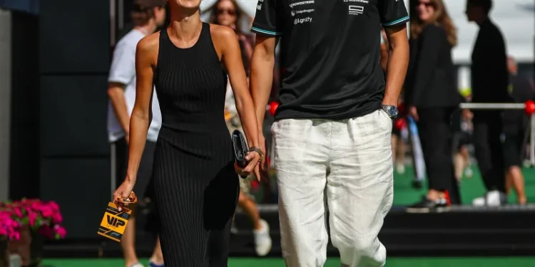 Detalles del comprometido romance de un piloto de F1: anillo valioso y cena frente al mar