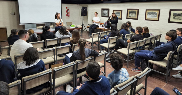 Mendoza: acusan a un docente por mostrar imágenes sexuales durante una clase