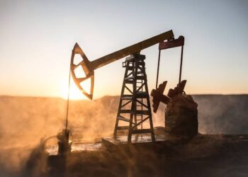 La AIE recortó su previsión de demanda de petróleo por el conflicto y el bloqueo del estrecho de Ormuz