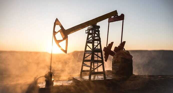La AIE recortó su previsión de demanda de petróleo por el conflicto y el bloqueo del estrecho de Ormuz