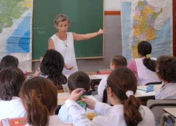 Docentes: los salarios aumentan con la edad, pero la estabilidad laboral puede llegar recién cerca de los 40 años