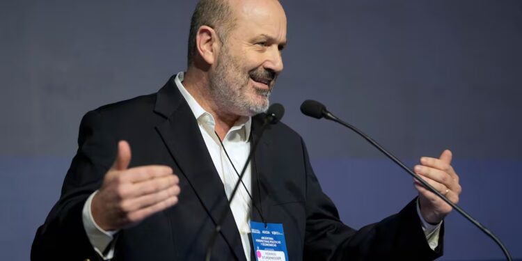 Sturzenegger defendió las reformas del Gobierno y aseguró que Milei será reelegido en 2027