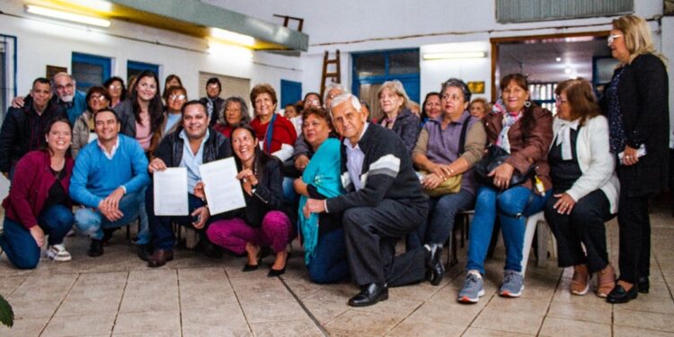 A sus 68 años, retoma estudios y camina 23 cuadras a la escuela: el trasfondo de su decisión