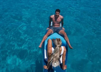 Marcos Senesi y Kelci Rose Bowers disfrutan de unas vacaciones en un sofisticado destino tras el Mundial