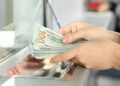 Los depósitos en dólares crecieron diez veces más que los de pesos y amplían la capacidad de crédito de los bancos