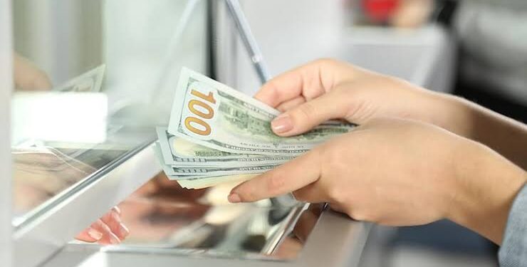 Los depósitos en dólares crecieron diez veces más que los de pesos y amplían la capacidad de crédito de los bancos