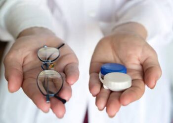 Anteojos o lentes de contacto: qué ventajas y riesgos tienen cada opción