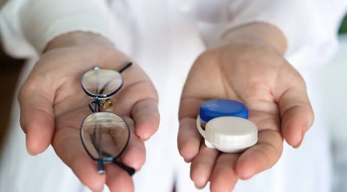 Anteojos o lentes de contacto: qué ventajas y riesgos tienen cada opción