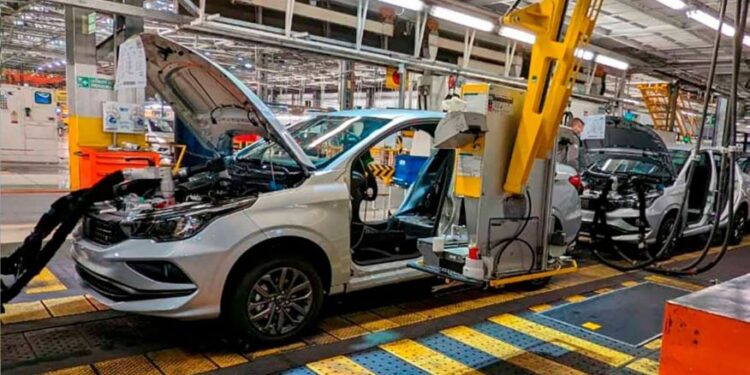 La industria automotriz cayó en agosto, aunque mostró una recuperación frente a julio