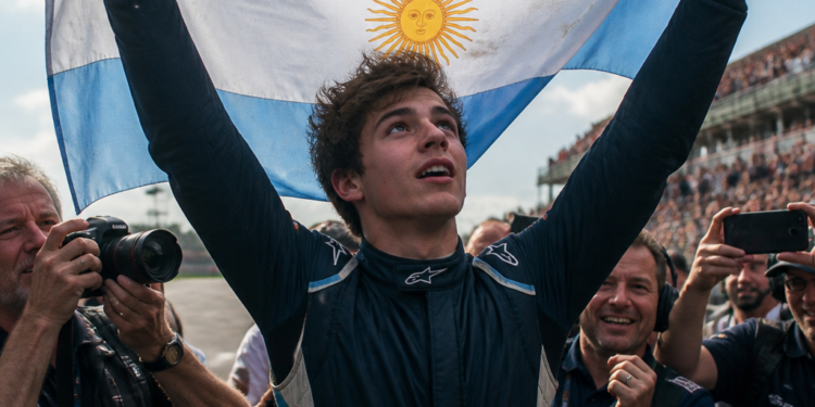 La emotiva historia de la bandera argentina que acompañó a Franco Colapinto en el GP de España: 15 años de anhelos culminados