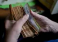 Los salarios registrados siguen por debajo de noviembre de 2023 y el salario mínimo acumula una fuerte pérdida de poder adquisitivo