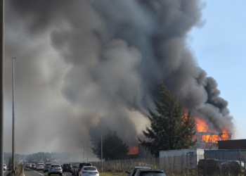 Incendio de gran magnitud en Sarandí afecta el tránsito en la autopista Buenos Aires-La Plata