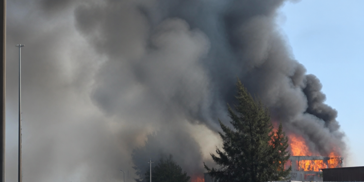 Incendio de gran magnitud en Sarandí afecta el tránsito en la autopista Buenos Aires-La Plata