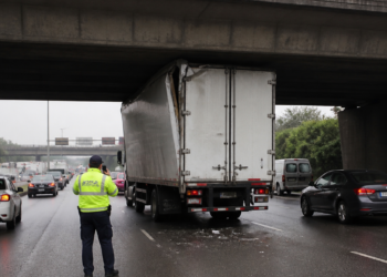 Camión queda atascado debajo de un puente en la General Paz, generando demoras en el tránsito