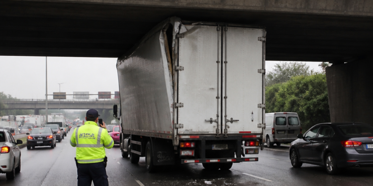 Camión queda atascado debajo de un puente en la General Paz, generando demoras en el tránsito