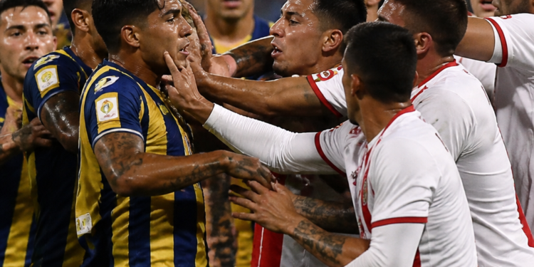 De la controversia en Arroyito a la violencia en Santiago: el conflicto entre Estudiantes y Rosario Central