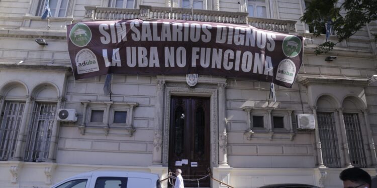 Fracasaron las negociaciones en la paritaria docente universitaria: se convocará a una nueva marcha y la UBA anunció un paro escalonado de 23 días
