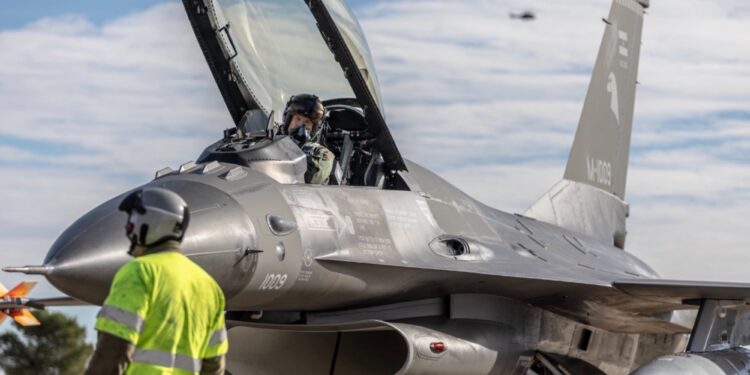 La Fuerza Aérea acelera la incorporación de los F-16 y espera completar la flota en 2027