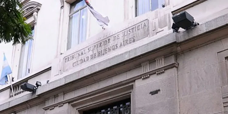 La Justicia porteña revocó una orden de asistencia habitacional para una familia colombiana refugiada