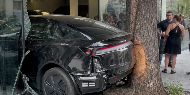 Impactante accidente: un hombre descontrola un auto eléctrico en una concesionaria y choca contra un árbol