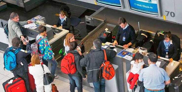 El Gobierno dolarizó la tasa aeroportuaria de cabotaje y fijó un tope de US$9 por pasajero