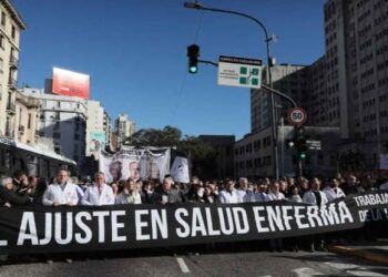 Residentes del Hospital de Clínicas denuncian jornadas de hasta 36 horas, bajos salarios y falta de recursos
